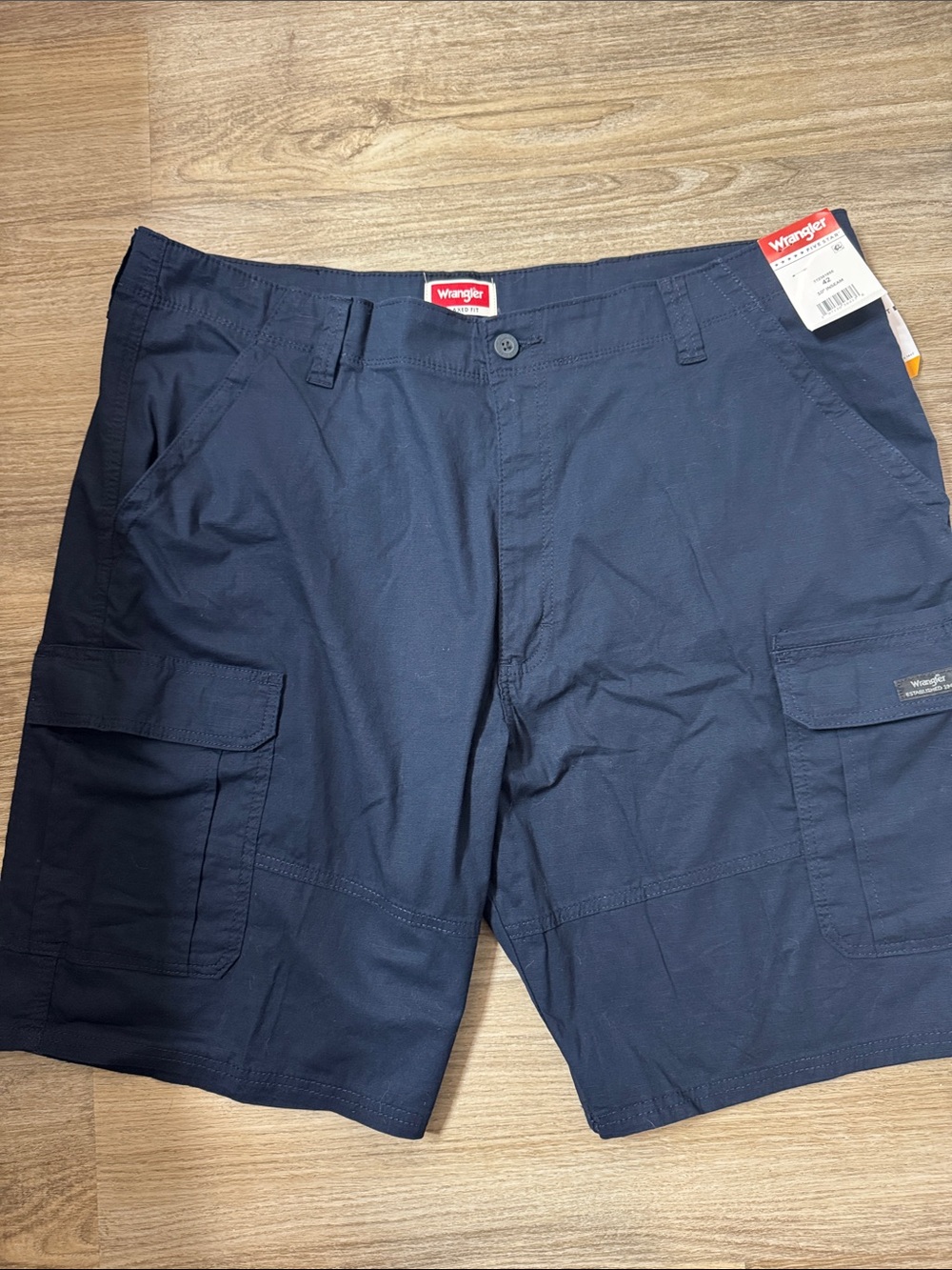 Wrangler Men's Cargo Shorts Relaxed Fit NWT 42 10” inseam in Navy(dark sapphire)